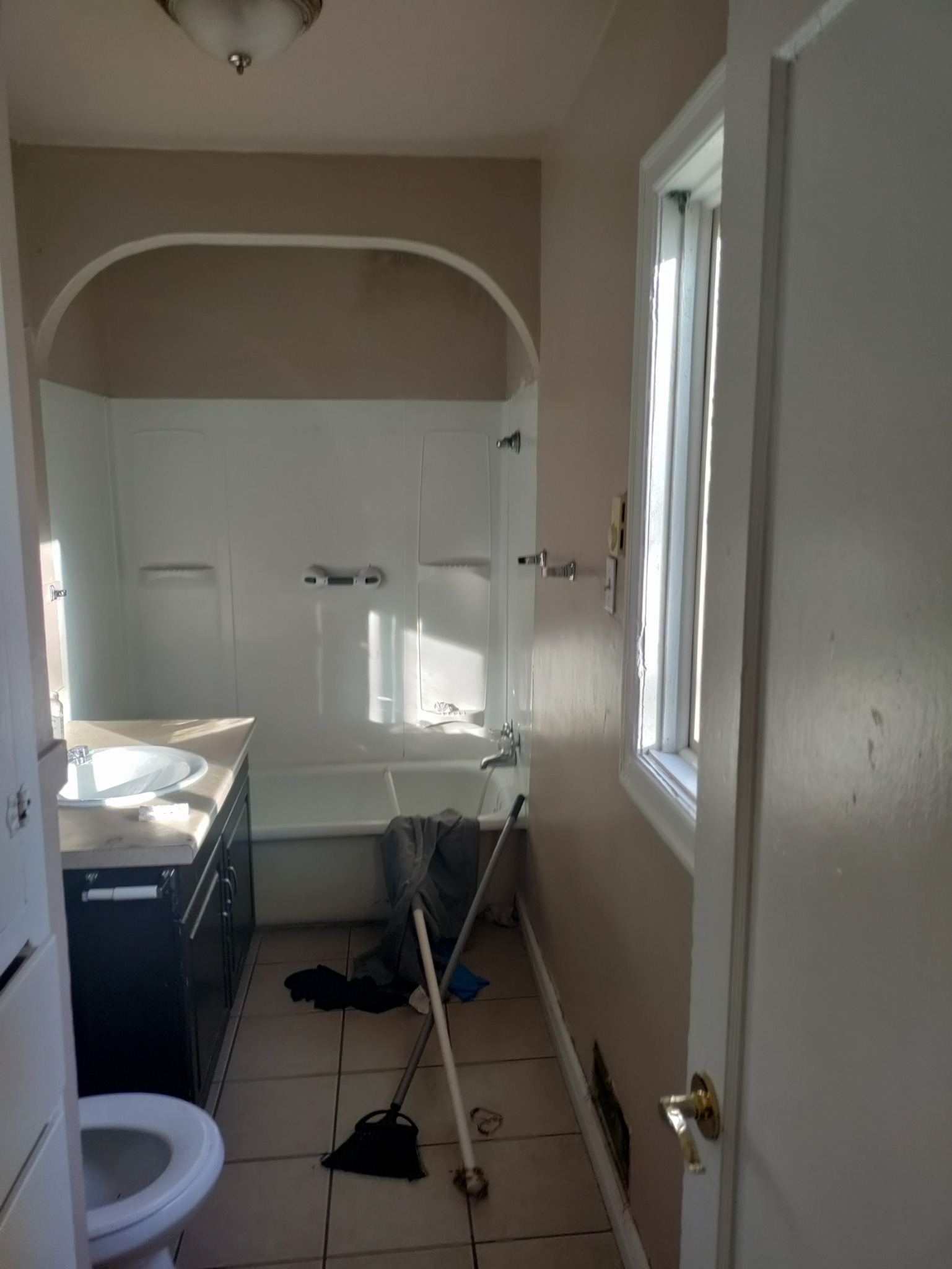 Outdated bathroom shower before remodel in Utah